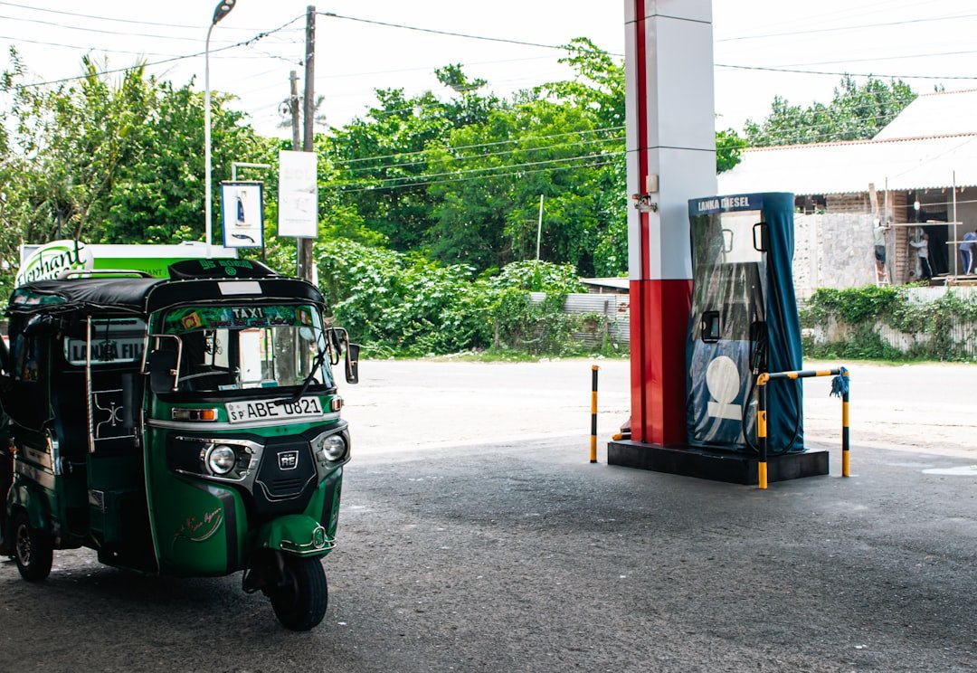 Benzin 100 TL olursa ne yapmalı? Tasarruf rehberi konusunda görsel