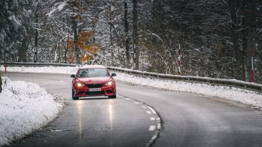 Yağmurda, karda, buzda güvenli sürüş teknikleri görseli