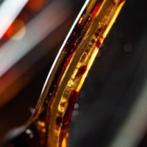 1. Bir bidon 10W40 motor yağı ve araç motoru görseli.