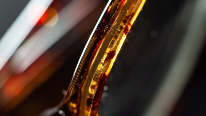 1. Bir bidon 10W40 motor yağı ve araç motoru görseli.