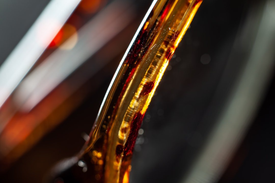 1. Bir bidon 10W40 motor yağı ve araç motoru görseli.