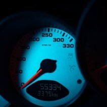 1. Yüksek kilometreli aracın motor bölmesi ve açık kaput.