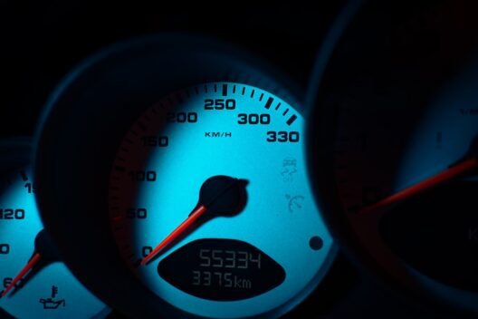 1. Yüksek kilometreli aracın motor bölmesi ve açık kaput.