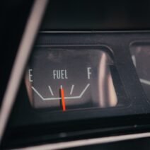 Yakıt pompası ve farklı oktan seviyelerini gösteren yakıt tabancaları; Motor kontrol ünitesi (ECU) görseli; Bir aracın yakıt enjektörlerinin yakından görünümü; Araç kullanım kılavuzunun açık sayfası; Bir otomobilin motor arıza lambası paneli.