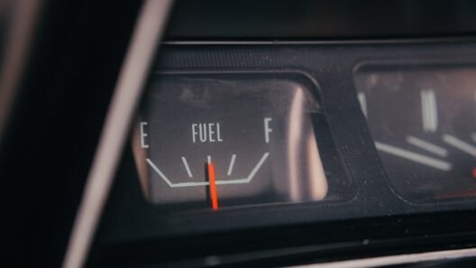 Yakıt pompası ve farklı oktan seviyelerini gösteren yakıt tabancaları; Motor kontrol ünitesi (ECU) görseli; Bir aracın yakıt enjektörlerinin yakından görünümü; Araç kullanım kılavuzunun açık sayfası; Bir otomobilin motor arıza lambası paneli.