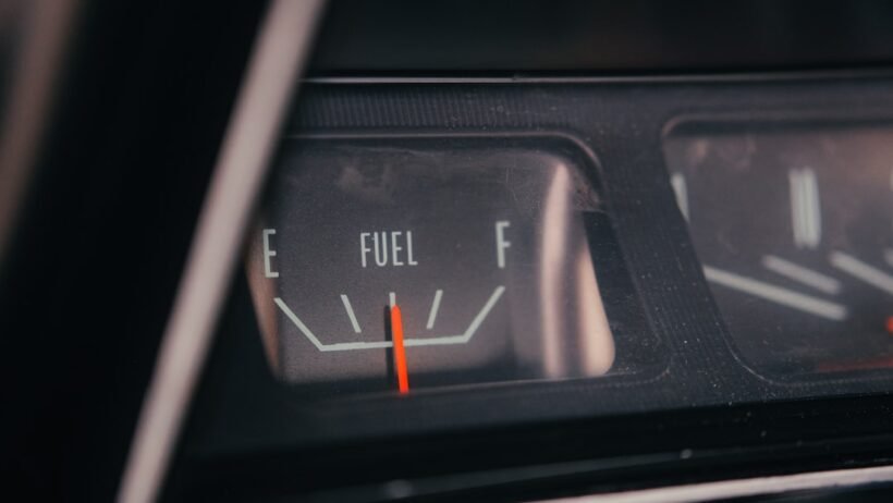 Yakıt pompası ve farklı oktan seviyelerini gösteren yakıt tabancaları; Motor kontrol ünitesi (ECU) görseli; Bir aracın yakıt enjektörlerinin yakından görünümü; Araç kullanım kılavuzunun açık sayfası; Bir otomobilin motor arıza lambası paneli.