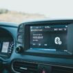 1. Bir otomobilin bilgi-eğlence ekranında çalışan Apple CarPlay arayüzü.
