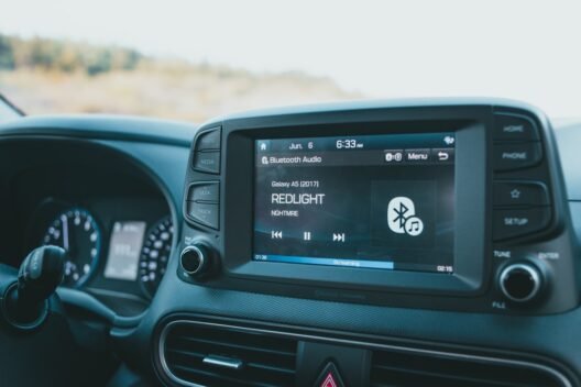 1. Bir otomobilin bilgi-eğlence ekranında çalışan Apple CarPlay arayüzü.
