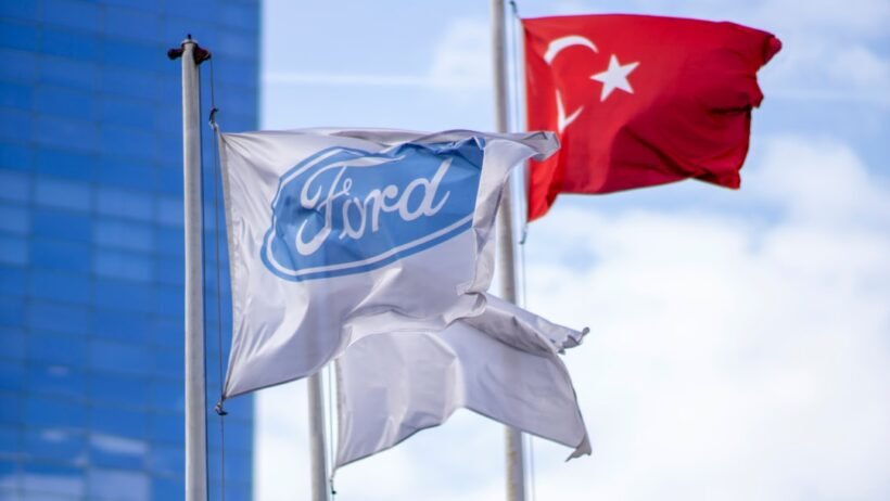 1. Egzoz emisyon ölçümü yapan cihazın araca bağlı görüntüsü.