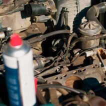 1. Yakıt deposuna motor temizleyici katkı ekleyen bir el.