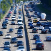 1. Trafikte seyreden farklı araçların olduğu bir otoyol görüntüsü.