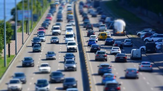 1. Trafikte seyreden farklı araçların olduğu bir otoyol görüntüsü.