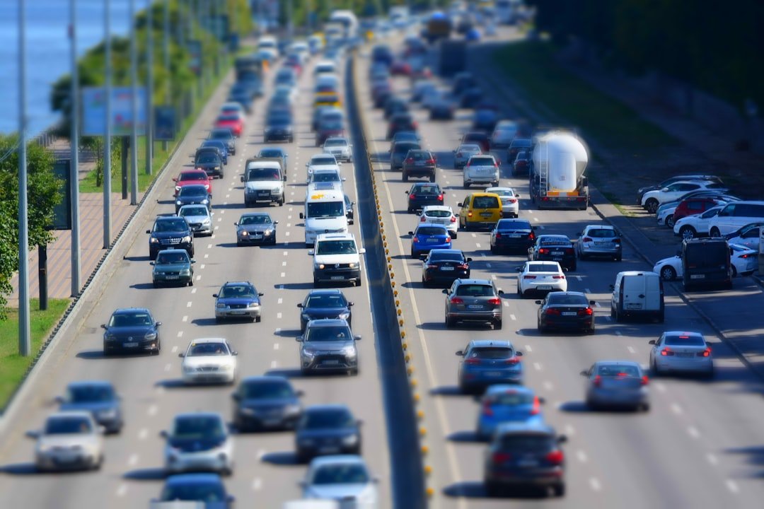 1. Trafikte seyreden farklı araçların olduğu bir otoyol görüntüsü.