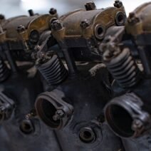 1. Motor Bloğundan Yağ Sızıntısı: Yanan yağ kokusu kaynağı olarak motor bloğundan sızan yağ gösteriliyor.