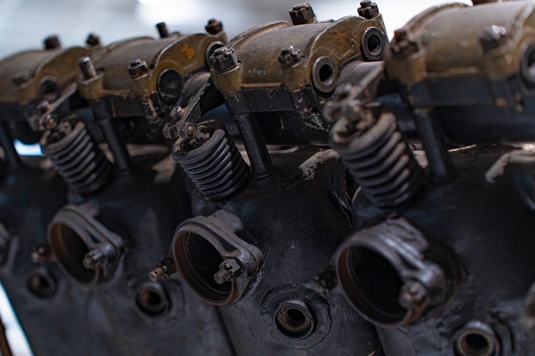 1. Motor Bloğundan Yağ Sızıntısı: Yanan yağ kokusu kaynağı olarak motor bloğundan sızan yağ gösteriliyor.