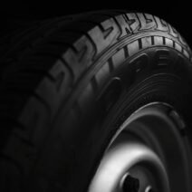 1. Islak zeminde lastiklerin su tahliye ettiğini gösteren bir görsel