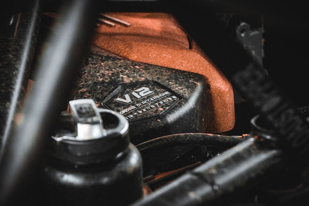 Şanzıman Yağı Ömürlük mü? Değişmezse Ne Olur? Görsel 1 Şanzıman yağı bidonu ve şanzıman parçaları