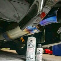 1. Araç muayene istasyonunda kontrol edilen far sistemi ve teknisyen.