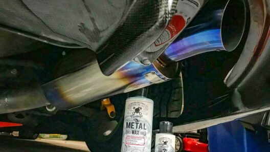 1. Araç muayene istasyonunda kontrol edilen far sistemi ve teknisyen.