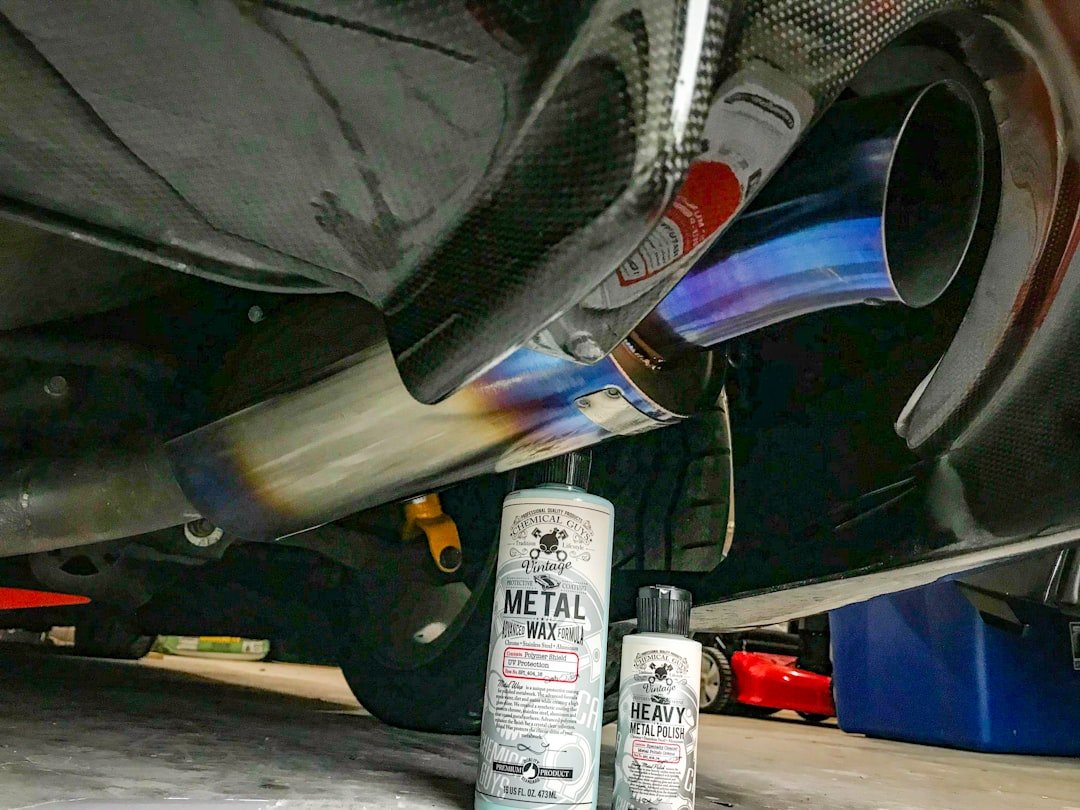 1. Araç muayene istasyonunda kontrol edilen far sistemi ve teknisyen.