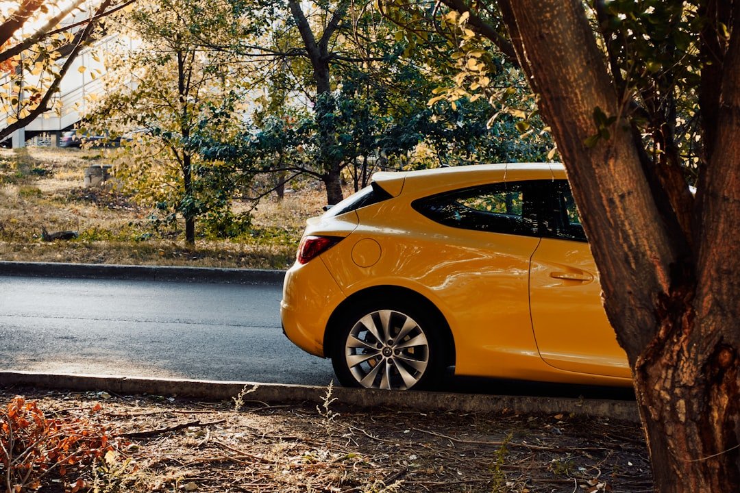 İkinci El Araç Kredisi Çekerken Dikkat Edilmesi Gerekenler: En Uygun Faizler ve Başvuru Süreci 2026 Görsel 2 El sıkışan finans uzmanı ve müşteri